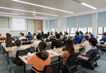 在工作中不斷學(xué)習(xí)，在學(xué)習(xí)中不斷進(jìn)步